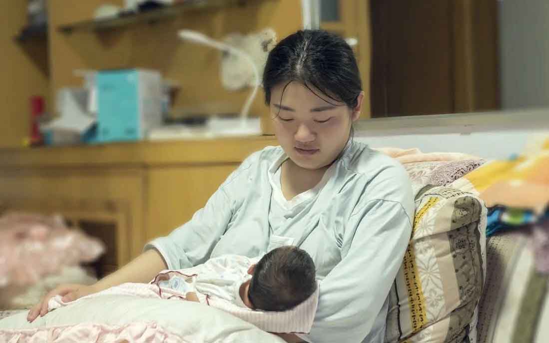 Vợ rớt nước mắt khi nhìn mâm cơm ở cữ chồng nấu-1