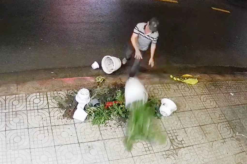 Một người dân ở TPHCM bị ném đất đá trước nhà để đòi nợ-1