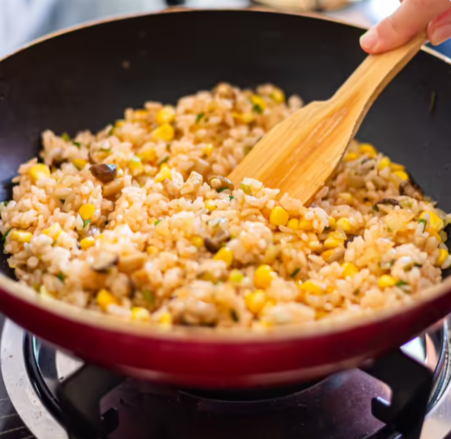 Bữa sáng đủ đầy dinh dưỡng với cơm chiên bọc trứng dễ làm và ngon miệng-4