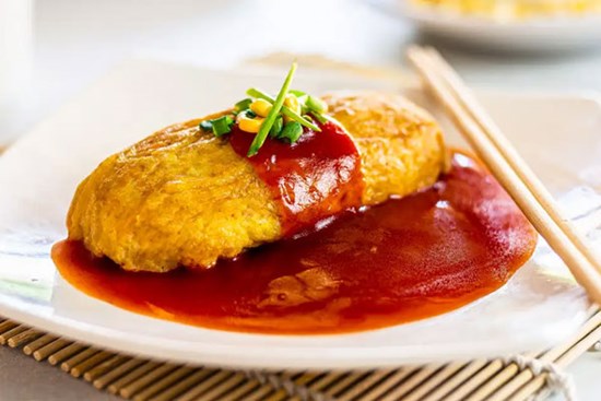 Bữa sáng đủ đầy dinh dưỡng với cơm chiên bọc trứng dễ làm và ngon miệng