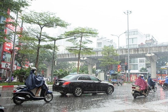 Sau nắng nóng người dân Hà Nội chuẩn bị đón mưa giải nhiệt từ 9/9