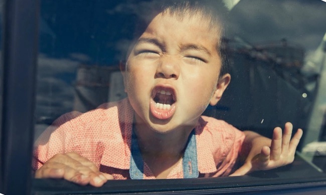 Cô gái nhường xích đu cho đứa trẻ chơi, câu chuyện sau đó khiến ai cũng lắc đầu: Gia đình không có giáo dục là điều đáng sợ nhất-1