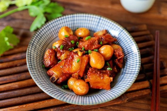 Sườn kho không đã ngon, cho thêm quả bé tí dinh dưỡng gấp 3-4 lần trứng gà lại được món ăn với cơm siêu bổ