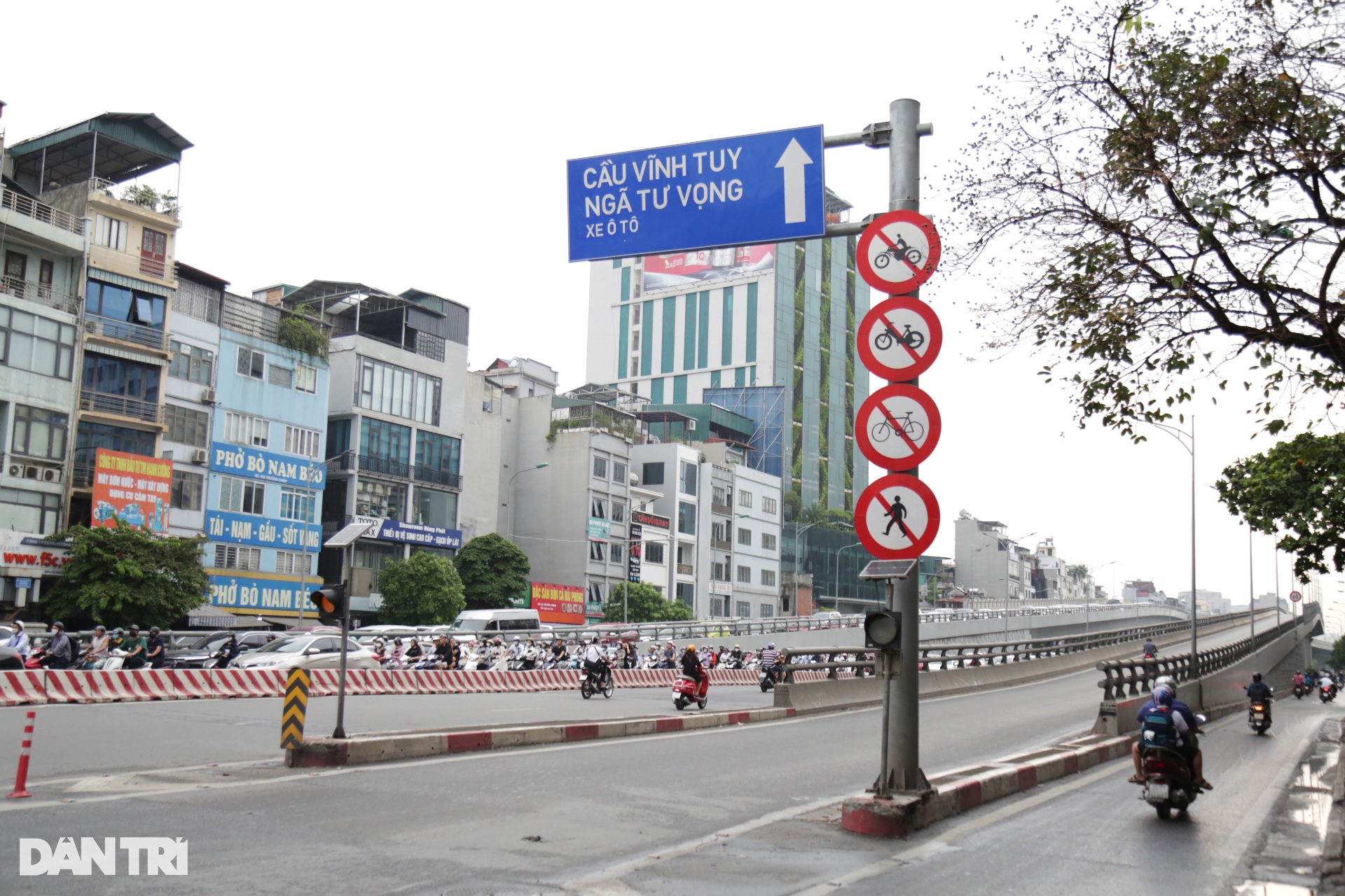 Hà Nội: CSGT xử lý hàng loạt xe máy đi vào đường Vành đai 2 trên cao-1