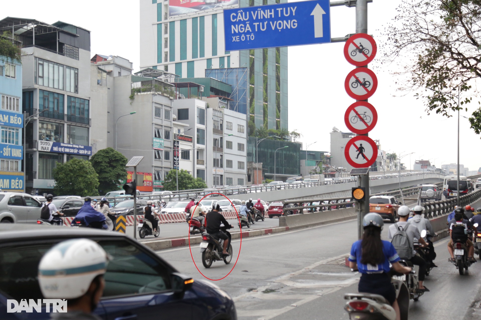 Hà Nội: CSGT xử lý hàng loạt xe máy đi vào đường Vành đai 2 trên cao-2