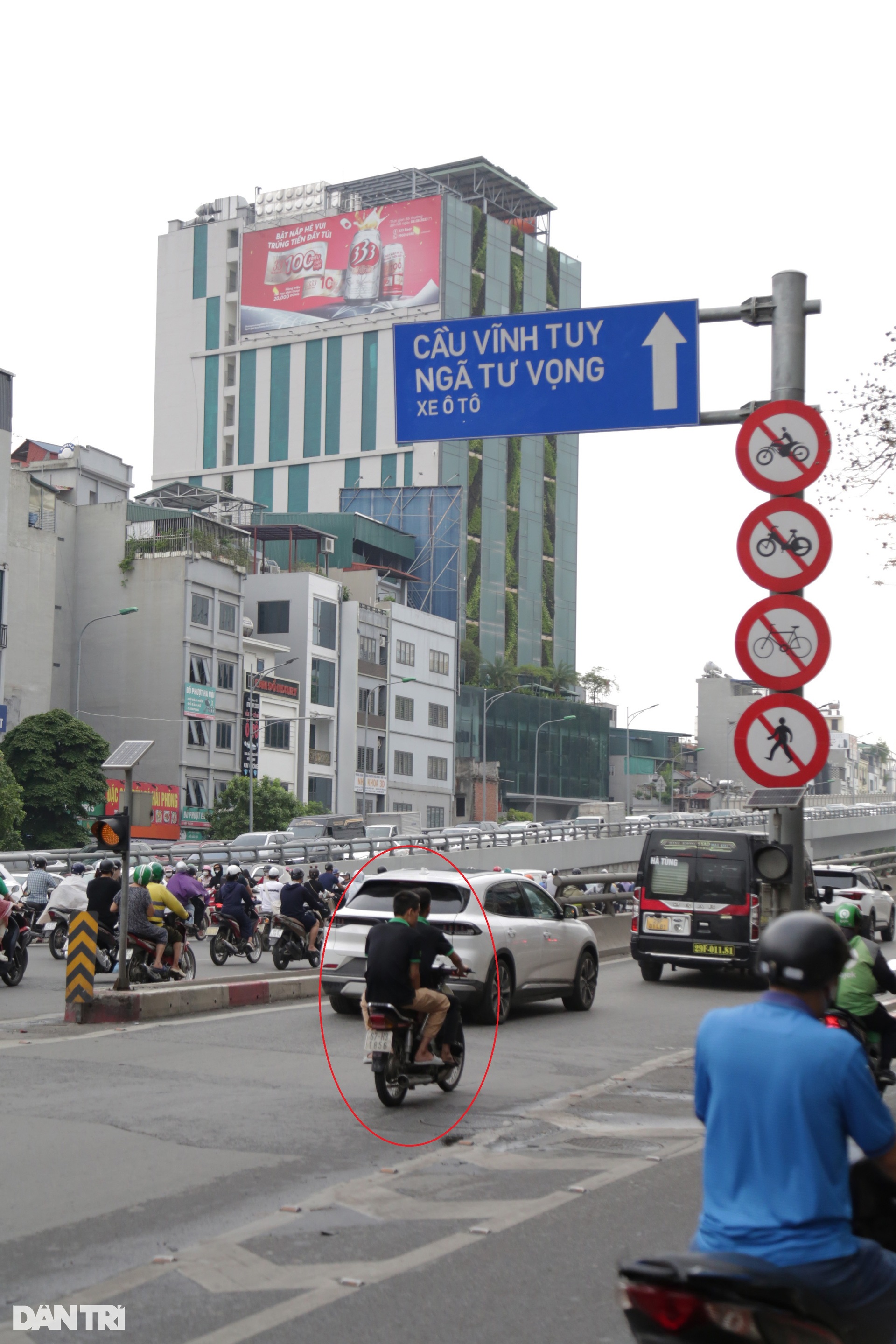 Hà Nội: CSGT xử lý hàng loạt xe máy đi vào đường Vành đai 2 trên cao-5