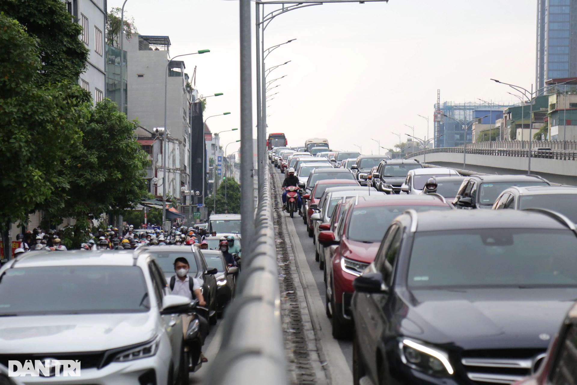 Hà Nội: CSGT xử lý hàng loạt xe máy đi vào đường Vành đai 2 trên cao-7