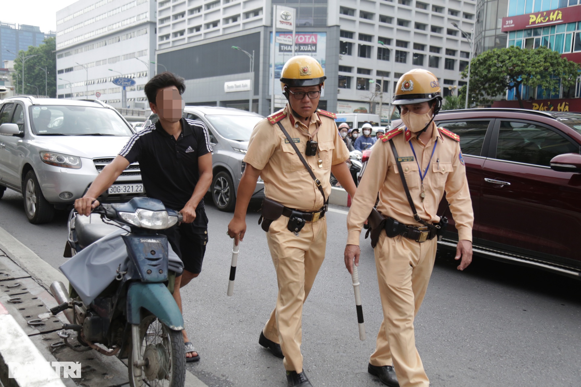 Hà Nội: CSGT xử lý hàng loạt xe máy đi vào đường Vành đai 2 trên cao-13