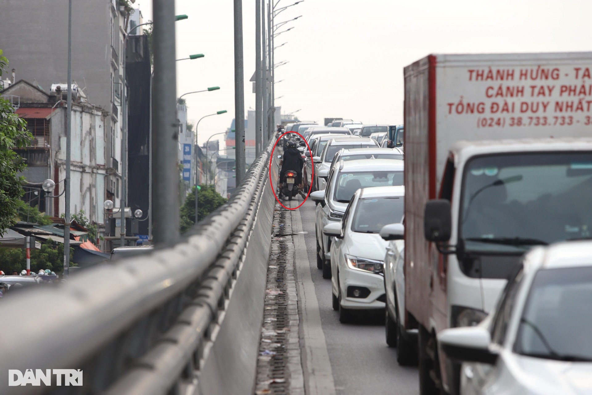 Hà Nội: CSGT xử lý hàng loạt xe máy đi vào đường Vành đai 2 trên cao-14