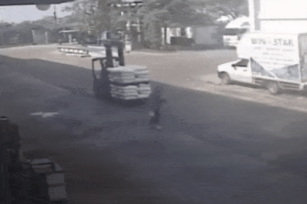 Cô gái thoát nạn thần kỳ khi bị xe nâng cán trúng 2 lần