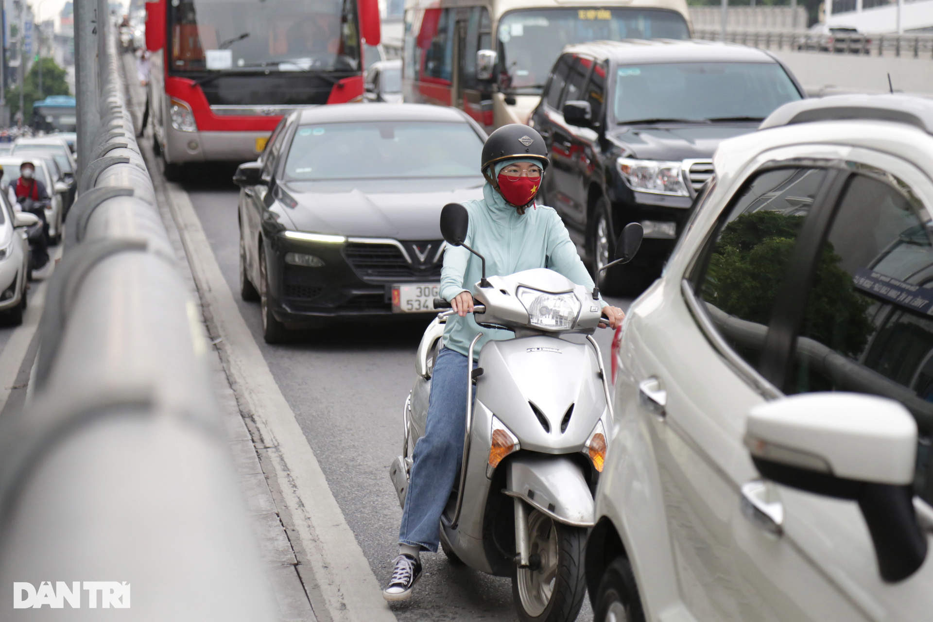 Hà Nội: CSGT xử lý hàng loạt xe máy đi vào đường Vành đai 2 trên cao-8