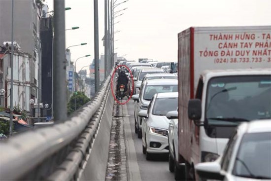 Hà Nội: CSGT xử lý hàng loạt xe máy đi vào đường Vành đai 2 trên cao