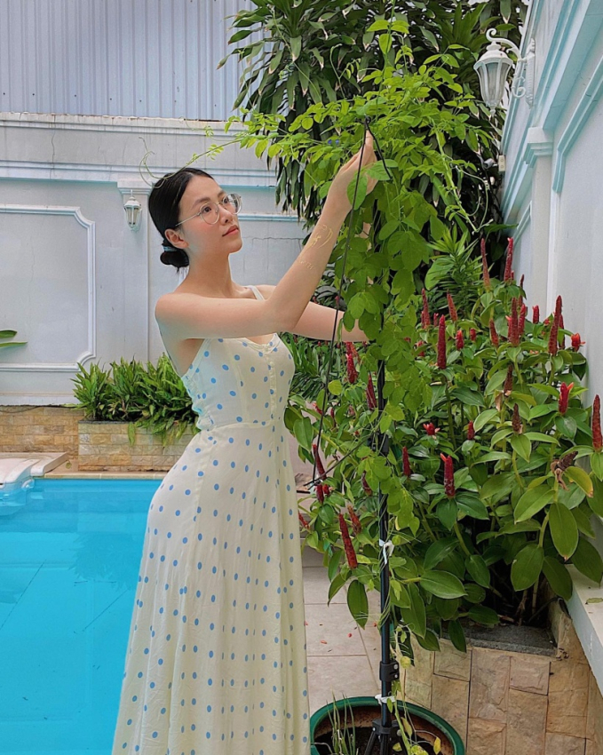 Bên trong biệt thự khu nhà giàu quận 2 của Hoa hậu Phương Khánh: Vườn cây xanh um, cứ ngồi vào là có ảnh đẹp-2