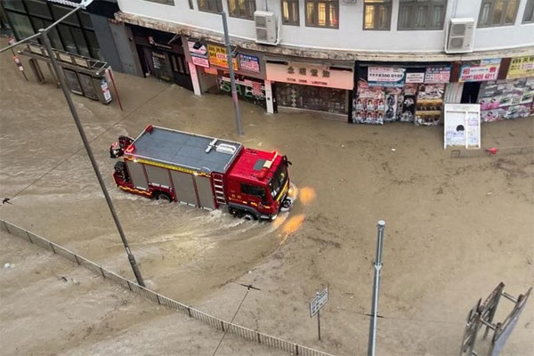 Mưa lớn khủng khiếp, đường phố Hồng Kông chìm trong biển nước-2