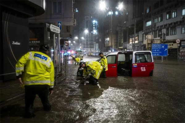 Mưa lớn khủng khiếp, đường phố Hồng Kông chìm trong biển nước-4