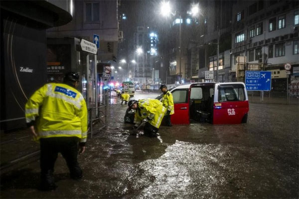 Mưa lớn khủng khiếp, đường phố Hồng Kông chìm trong biển nước-4