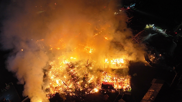 Hỏa hoạn kinh hoàng thiêu rụi Chợ nổi Pattaya, nhiều người liều mình nhảy xuống sông thoát thân-1