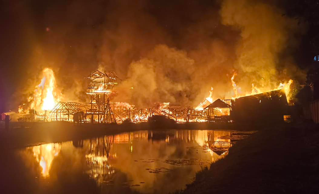Hỏa hoạn kinh hoàng thiêu rụi Chợ nổi Pattaya, nhiều người liều mình nhảy xuống sông thoát thân-2