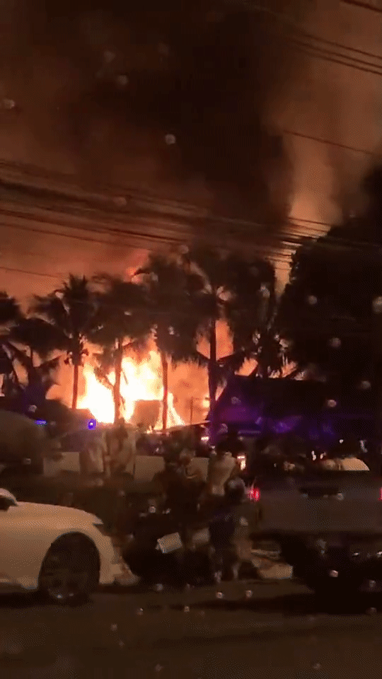 Hỏa hoạn kinh hoàng thiêu rụi Chợ nổi Pattaya, nhiều người liều mình nhảy xuống sông thoát thân-4