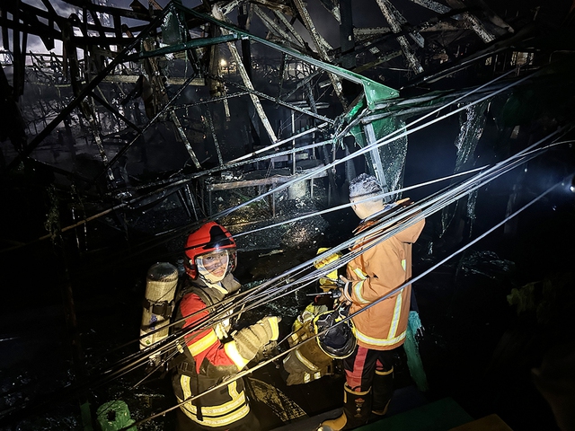 Hỏa hoạn kinh hoàng thiêu rụi Chợ nổi Pattaya, nhiều người liều mình nhảy xuống sông thoát thân-5