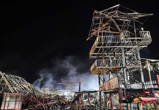 Hỏa hoạn kinh hoàng thiêu rụi Chợ nổi Pattaya, nhiều người liều mình nhảy xuống sông thoát thân-6