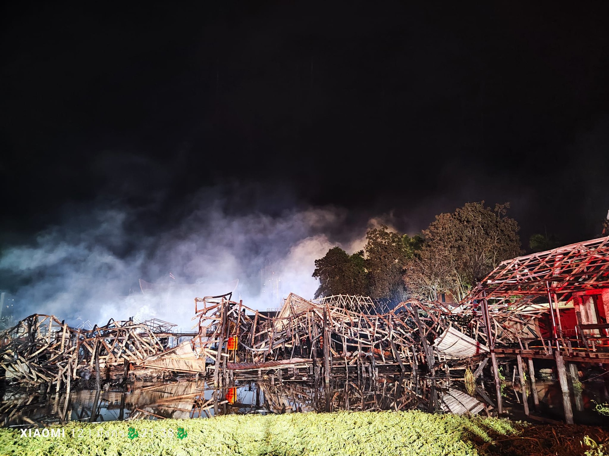 Hỏa hoạn kinh hoàng thiêu rụi Chợ nổi Pattaya, nhiều người liều mình nhảy xuống sông thoát thân-7