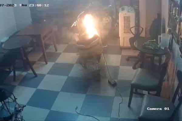 Clip: Đang chạy trên đường, xe máy điện phát nổ rồi bốc cháy ngùn ngụt-1