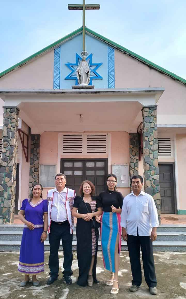 Lễ cưới giản dị tại nhà thờ của Siu Black và HLV bóng chuyền-1