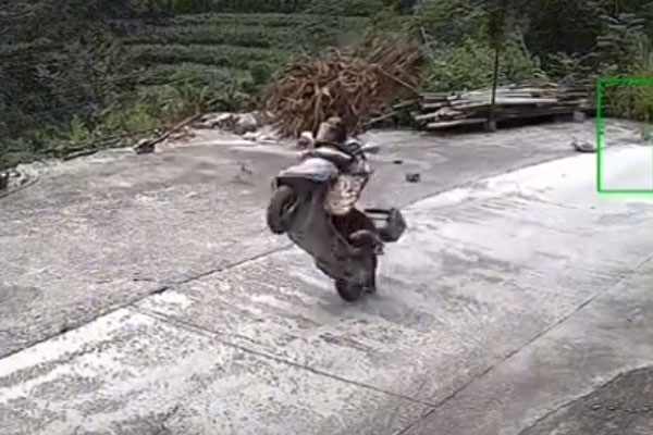 Clip: Mải nhìn điện thoại, nam thanh niên bị quật ngã trên phố-1