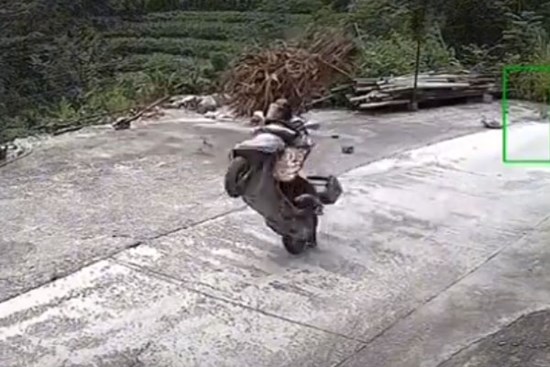 Người phụ nữ đi xe máy bị hất văng xuống đường bởi 'sợi dây vô hình'