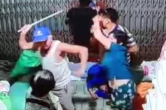 Clip vụ bố chồng 81 tuổi đánh con dâu nhập viện