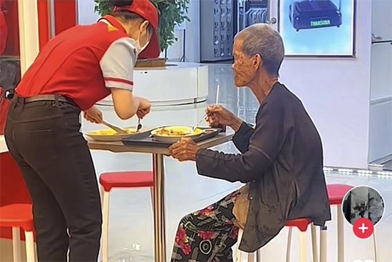 Cụ bà bán vé số vào gọi món, hành động của nhân viên quán hút hơn 5 triệu lượt theo dõi