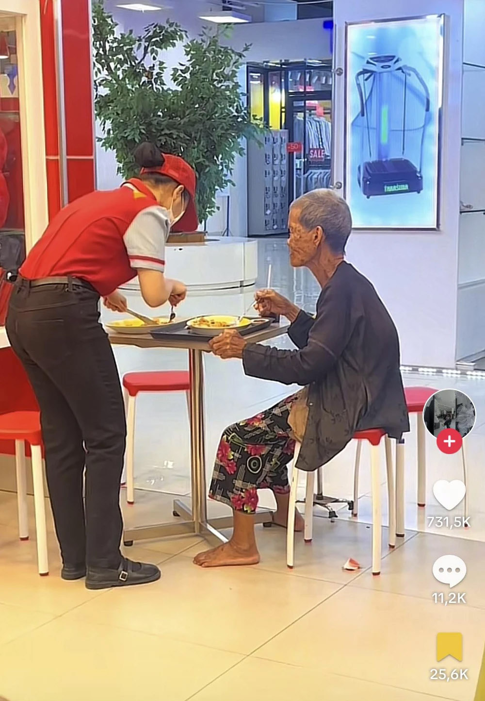 Cụ bà bán vé số vào gọi món, hành động của nhân viên quán hút hơn 5 triệu lượt theo dõi-1