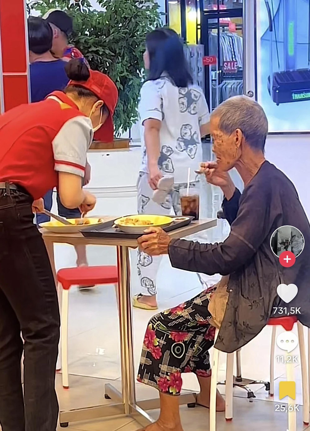 Cụ bà bán vé số vào gọi món, hành động của nhân viên quán hút hơn 5 triệu lượt theo dõi-2