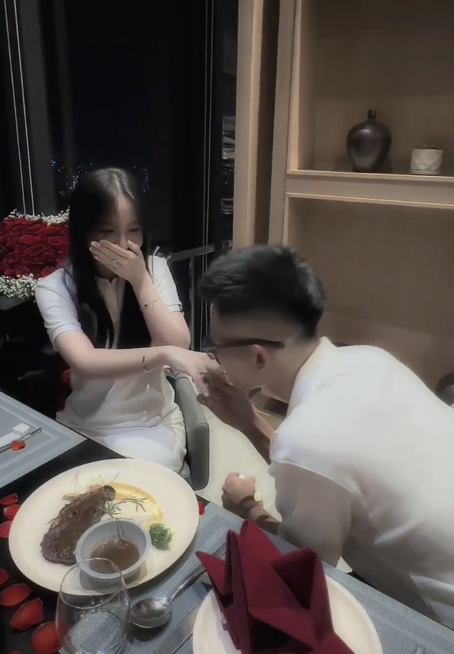 Cựu cầu thủ U23 Việt Nam cầu hôn Huỳnh Như, hé lộ ngày cưới-4