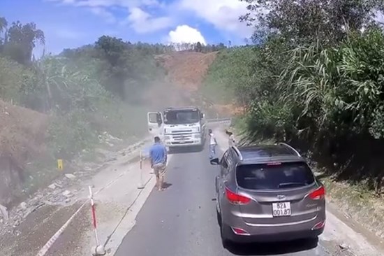 Clip: Tài xế xe tải đánh lái, tránh tai nạn thảm khốc trên đèo Lò Xo