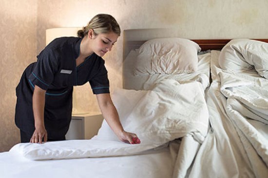 Tại sao không nên gấp chăn gối trước khi rời khách sạn?