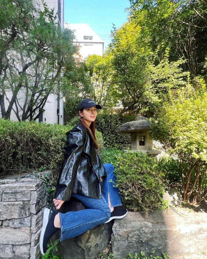 Bà xã nam tài tử Lee Byung Hun khéo léo che bụng bầu, tiết lộ chăm chỉ đi bộ trong thai kỳ-1