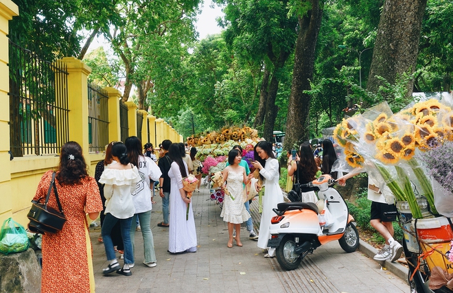 Khung cảnh 1 mét vuông 10 nàng thơ nhộn nhịp trên con phố mùa thu Hà Nội, cuối tuần đẹp trời lại càng đông đúc-1