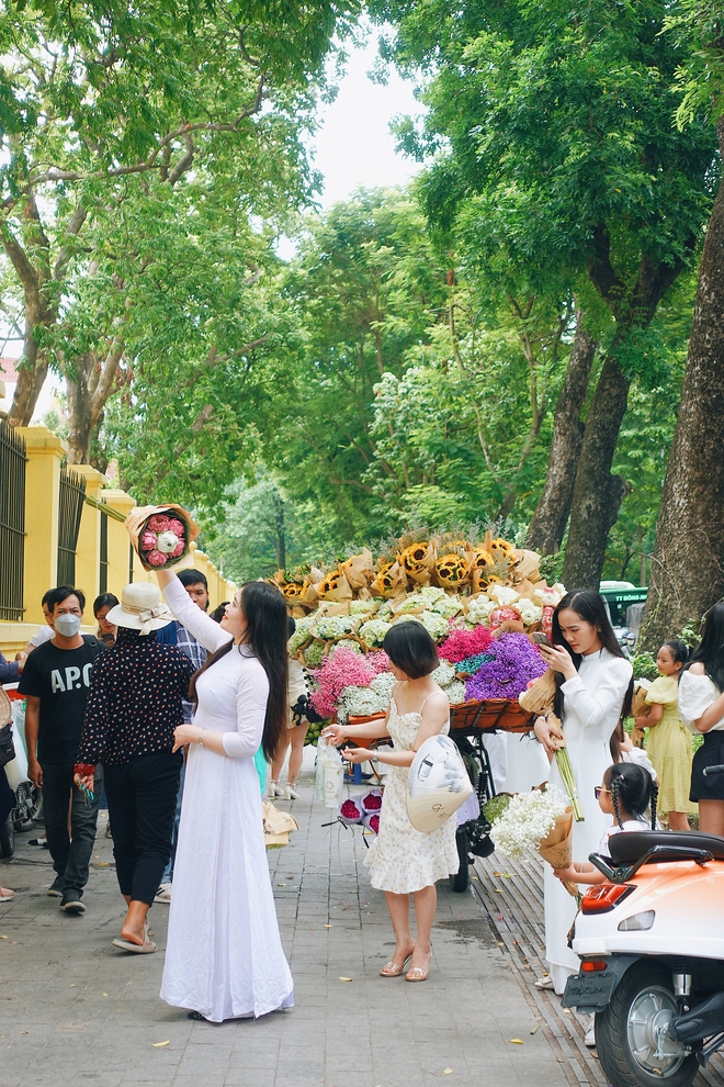 Khung cảnh 1 mét vuông 10 nàng thơ nhộn nhịp trên con phố mùa thu Hà Nội, cuối tuần đẹp trời lại càng đông đúc-10