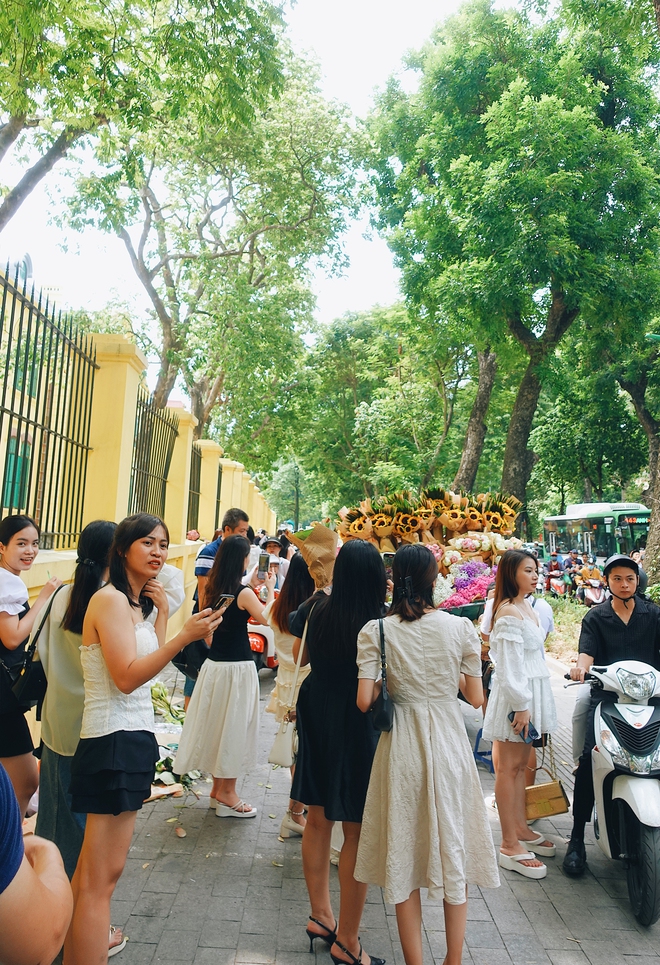Khung cảnh 1 mét vuông 10 nàng thơ nhộn nhịp trên con phố mùa thu Hà Nội, cuối tuần đẹp trời lại càng đông đúc-11
