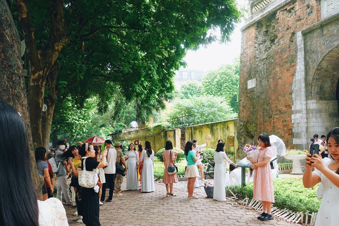 Khung cảnh 1 mét vuông 10 nàng thơ nhộn nhịp trên con phố mùa thu Hà Nội, cuối tuần đẹp trời lại càng đông đúc-12