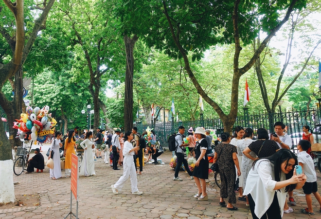 Khung cảnh 1 mét vuông 10 nàng thơ nhộn nhịp trên con phố mùa thu Hà Nội, cuối tuần đẹp trời lại càng đông đúc-13