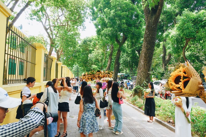 Khung cảnh 1 mét vuông 10 nàng thơ nhộn nhịp trên con phố mùa thu Hà Nội, cuối tuần đẹp trời lại càng đông đúc-14