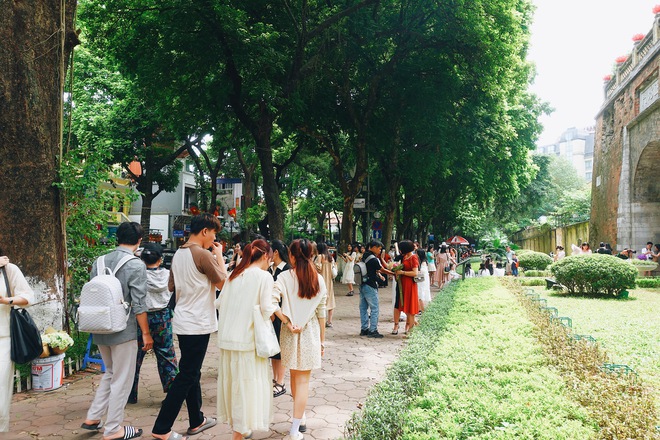 Khung cảnh 1 mét vuông 10 nàng thơ nhộn nhịp trên con phố mùa thu Hà Nội, cuối tuần đẹp trời lại càng đông đúc-15