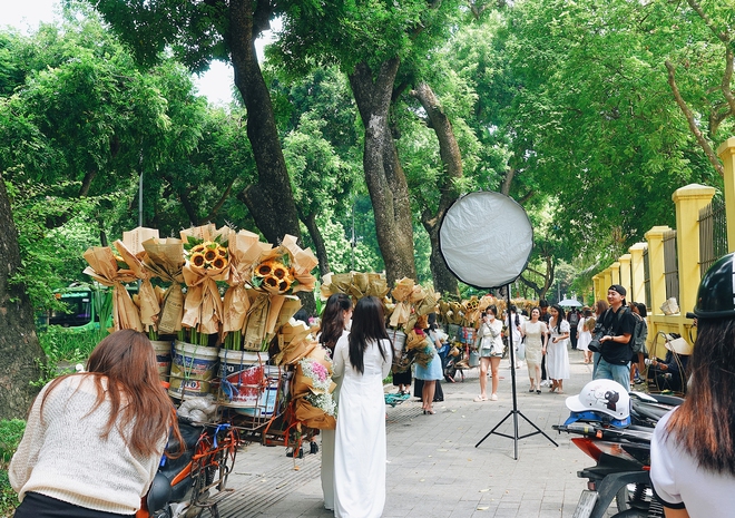 Khung cảnh 1 mét vuông 10 nàng thơ nhộn nhịp trên con phố mùa thu Hà Nội, cuối tuần đẹp trời lại càng đông đúc-2