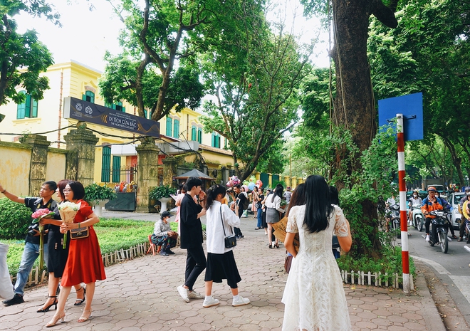 Khung cảnh 1 mét vuông 10 nàng thơ nhộn nhịp trên con phố mùa thu Hà Nội, cuối tuần đẹp trời lại càng đông đúc-3