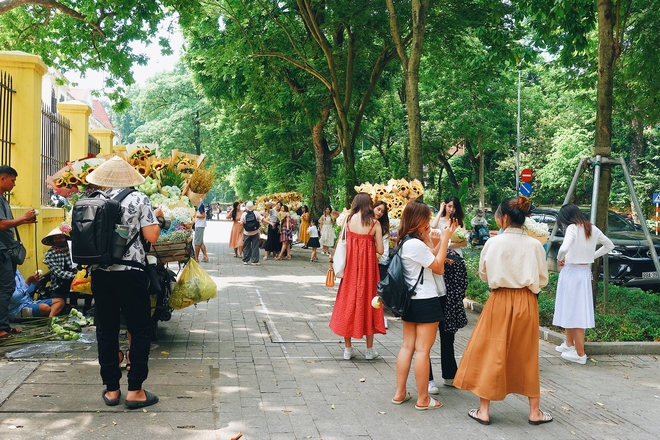 Khung cảnh 1 mét vuông 10 nàng thơ nhộn nhịp trên con phố mùa thu Hà Nội, cuối tuần đẹp trời lại càng đông đúc-4