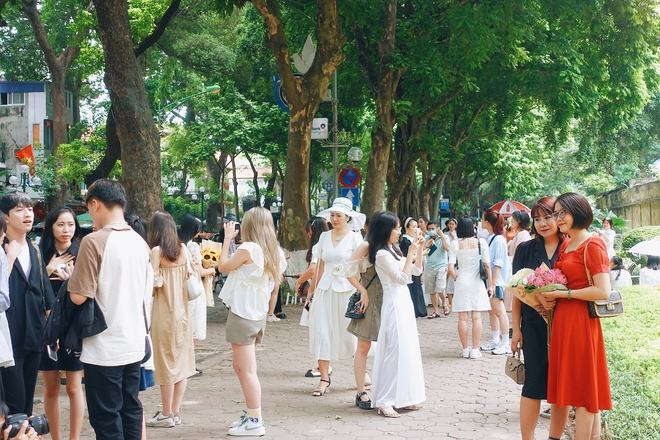 Khung cảnh 1 mét vuông 10 nàng thơ nhộn nhịp trên con phố mùa thu Hà Nội, cuối tuần đẹp trời lại càng đông đúc-5