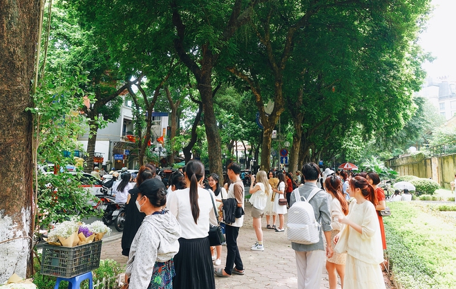 Khung cảnh 1 mét vuông 10 nàng thơ nhộn nhịp trên con phố mùa thu Hà Nội, cuối tuần đẹp trời lại càng đông đúc-6